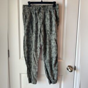 Orvis camo Jogger Pants. Small